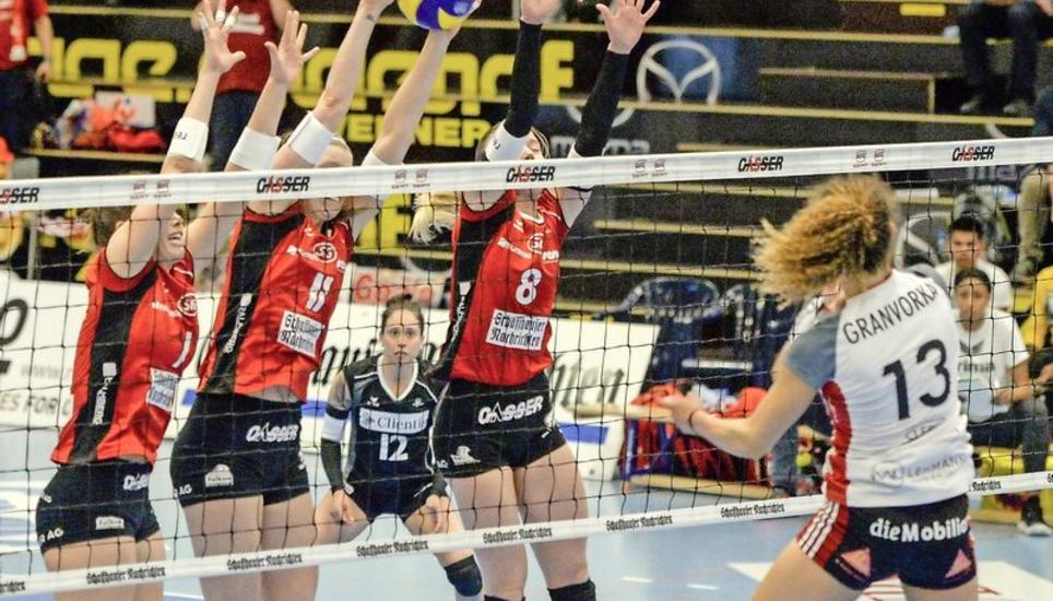 Mit einem Dreierblock versuchen die Kantispielerinnen Ines Granvorka von Düdingen abzublocken. Bild: Reinhard Standke
