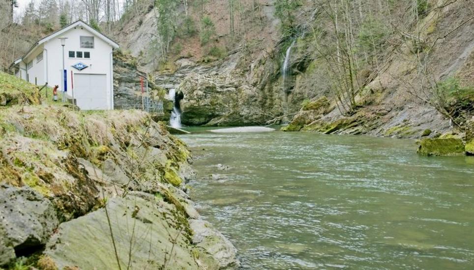 Das Kraftwerk Giessen an der Thur in Nesslau produziert seit Jahrzehnten Strom. Drei Projekte am selben Fluss hat die St. Gallisch-Appenzellische Kraftwerke AG kürzlich sistiert – wegen der Energiestrategie 2050. Bild: Olivia Hug