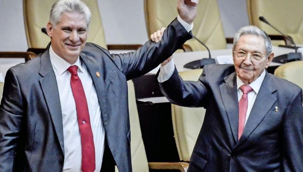 Raúl Castro (r.) feiert seinen Nachfolger im Amt des kubanischen Präsidenten, Miguel Díaz-Canel. Bild: Key