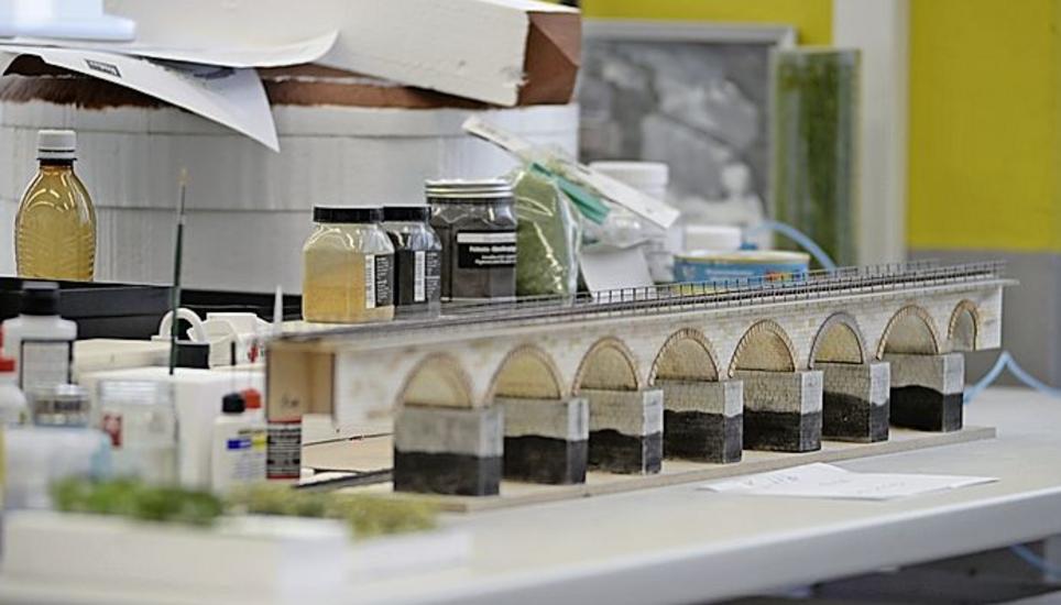 Die Eisenbahnbrücke beim Rheinfall ist praktisch fertig.