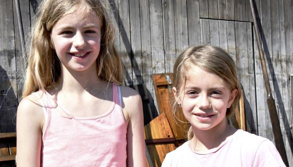 Tatkräftig schwangen auch Jana (l.) und Nina Studer die Pinsel und halfen mit, den Weidling wassertüchtig zu machen.