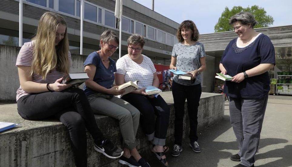 Freuen sich über die Bücher (v. l.): Aebby Wildberger, Monica Brühlmann, Steffi Keller, Bibliothekschefin Marianne Oberholzer und Rahel Wildberger. Bild: Rolf Hauser