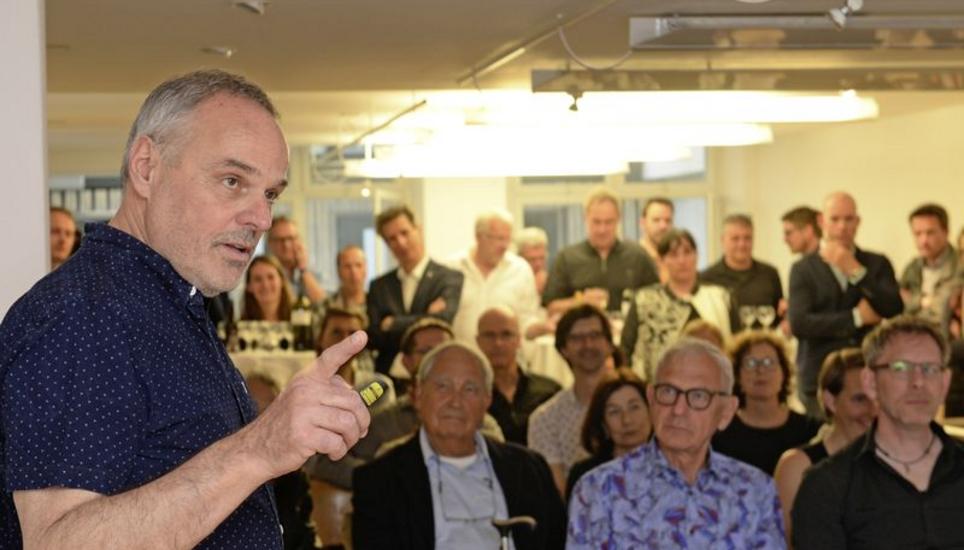 Sch-ar-f-Präsident Christian Wäckerlin an der Generalversammlung des Architektenforums Schaffhausen. Bild: Selwyn Hoffmann