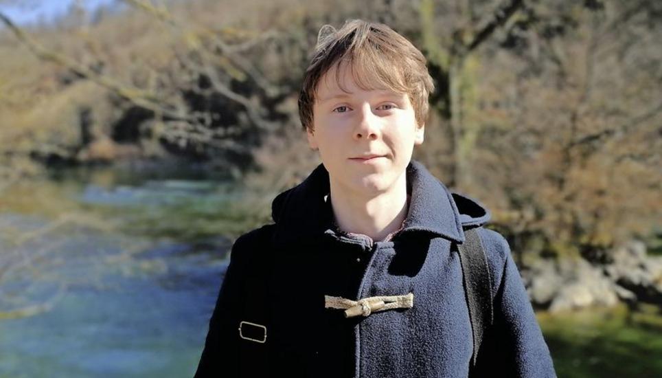 Der Maturand Dylan Winterflood hat sich nicht nur mit Biologie, sondern auch mit Chemie befasst. Bild: Kay Fehr