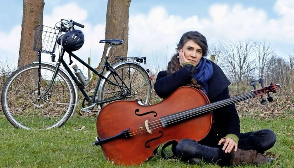 Die dänische Cellistin und Komponistin Ida Riegels kommt bei ihrer besonderen Konzertreise mit dem Fahrrad auch an den Hochrhein, wo sie über zehn Cellokonzerte gibt, die Johann Sebastian Bach gewidmet sind. Bild: zvg