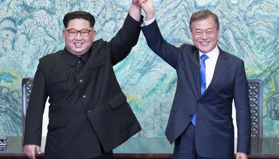 Nordkoreas Machthaber Kim Jong Un (links) und der südkorenainsche Präsident Moon Jae In wollen «eine neue Ära des Friedens» einleiten. Bild: Key