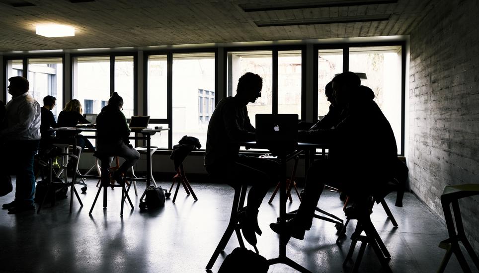 Bund und Kantone sollen den Zugang für Erwachsene zu Aus- und Weiterbildung sowie zu Beratungen gewährleisten. Bild: Key