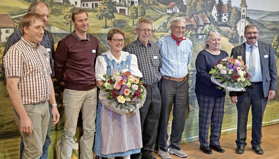 Der Vorstand der Landwirtschaftlichen Genossenschaft Buchberg-Rüdlingen wurde gestern geehrt: Werner Zimmermann, Thomas Meyer, Peter Matzinger, Susanne Müller, Sepp (Josef) Müller, Otto Haller, Elisabeth Kahl, Bruno Fehr (v. l. n. r). Bild: Andrée Lanfranconi