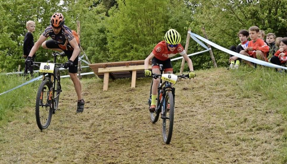 Peter Müller (links) und Wendelin Volkart überwinden einen Sprung auf unterschiedliche Art und Weise. Bilder: Pascal Oesch