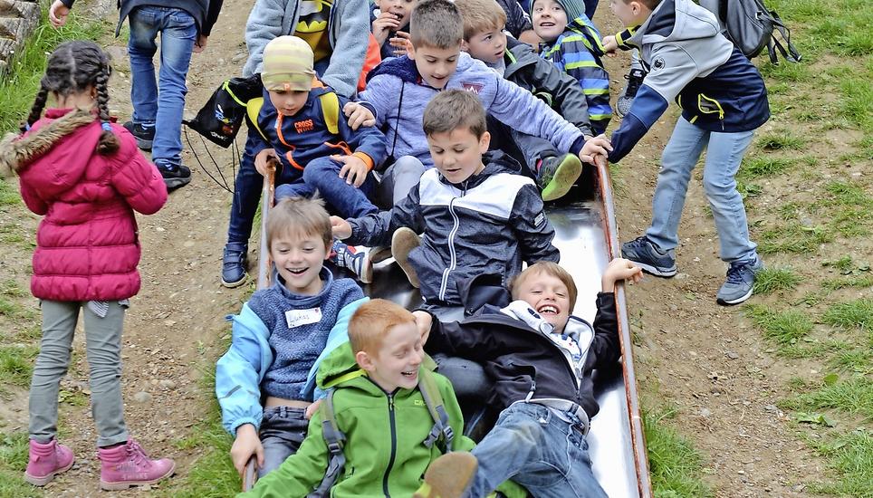 Bevor es ins Zirkuszelt ging, spielten die Jestetter und Neuhauser Kinder auf dem Pausenplatz. Bild: Selwyn Hoffmann