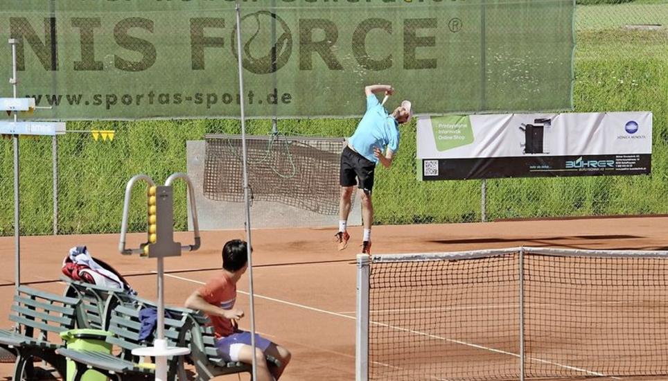 Die Tennisanlage in Büsingen (im Bild Tobias Köck beim Service) ist auch 2018 Schauplatz von NLB-Spielen, das erste Heimspiel ist am 12. Mai gegen Drizia Genf. Bild: dfk