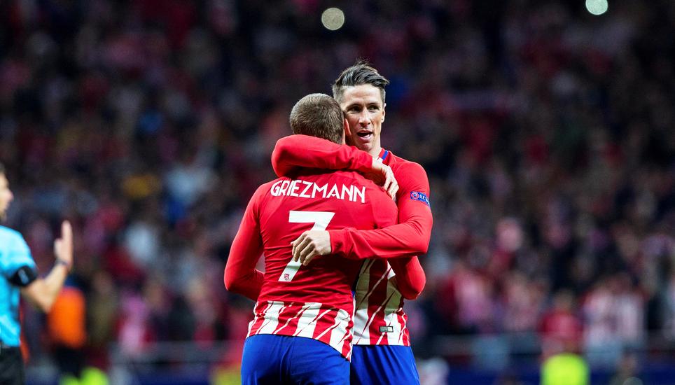Atléticos Stürmer Antoine Griezmann und Fernando Torres liegen sich nach dem Sieg in den Armen. Bild: Key