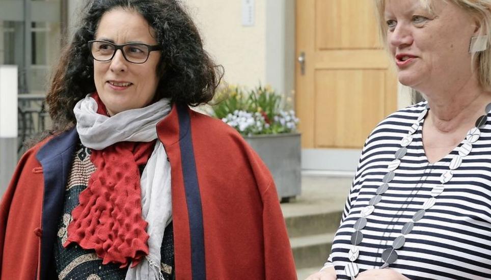 Die Künstlerin Susan Hefuna (links) reflektiert Strukturen von Okzident und Orient, wie Kuratorin Elisabeth Schraut erklärte. Bild: Wolfgang Schreiber