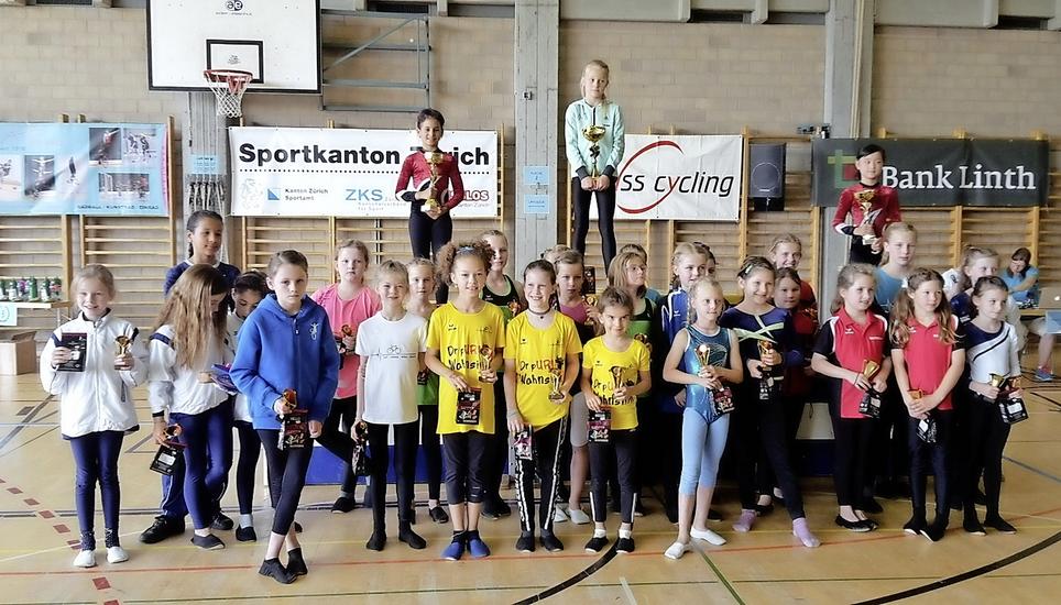 Die Löhningerinnen Ranja Gedawy (links, 2. Platz) und Emi Tappolet (3., rechts auf dem Podest) sind mit ihren Pokalen bestens zu erkennen. Bild: zvg