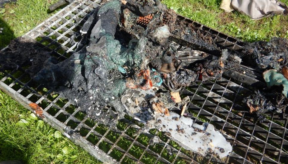 Die nicht vollständig abgekühlte Asche löste einen Brand aus. Bild: Kapo TG