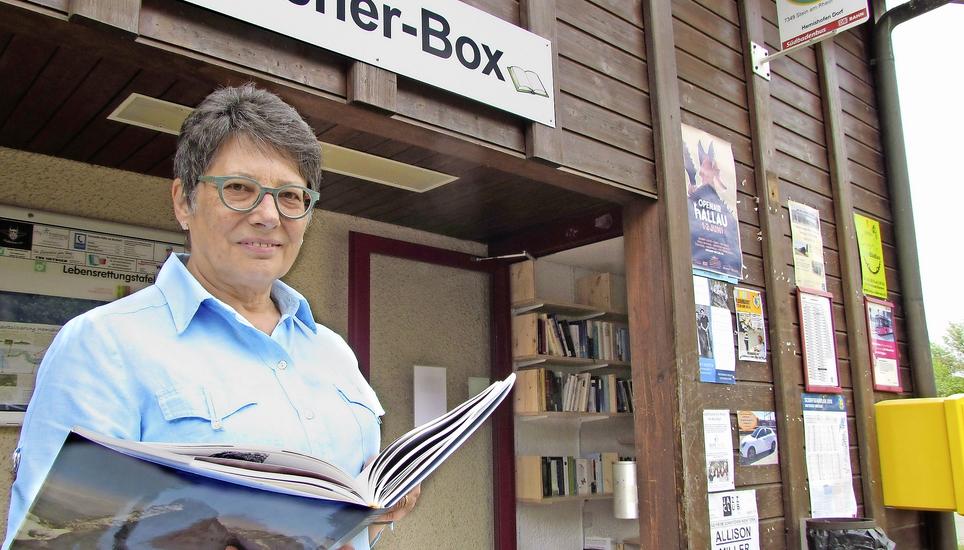 Charlotte Blank Andres in der neuen Bibliothek an der Bushaltestelle. Bild: Ernst Hunkeler
