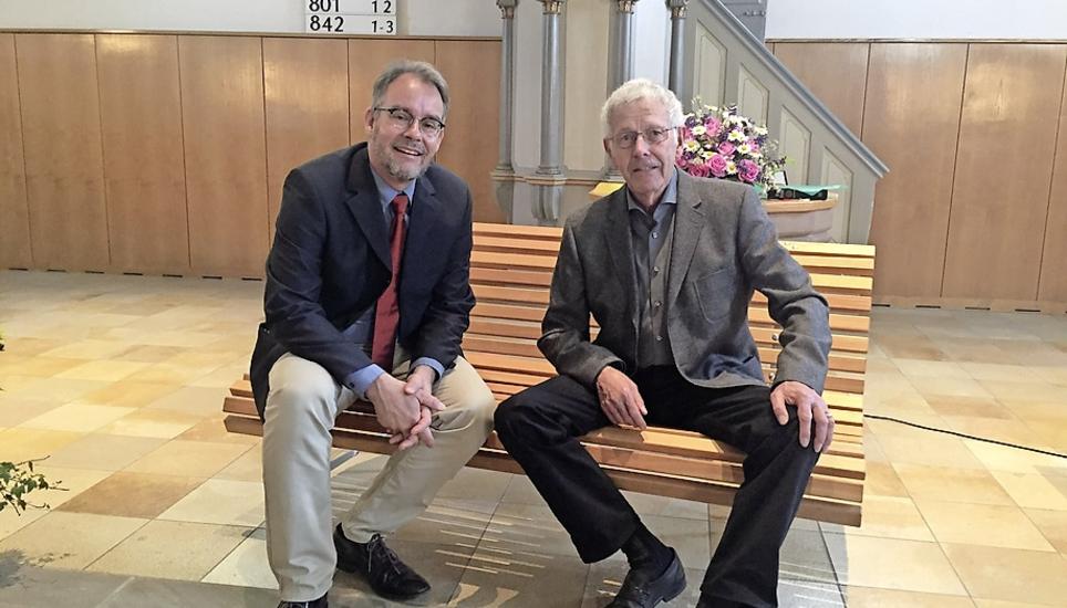 Der alte Kirchgemeindepräsident Ruedi Spörndli (rechts) mit Nachfolger Thomas Stamm. Bild: Markus Müller