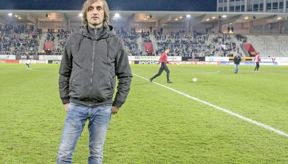 Andreas Mösli vor der neuen Tribüne auf der Schützenwiese, die das Stadion massiv aufwertet. Bild: Roger Albrecht