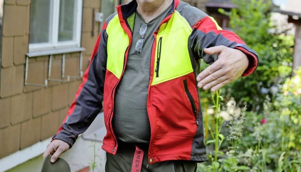 Werner Stauffacher steht mitten in einem Quartiergarten. Bild: Selwyn Hoffmann