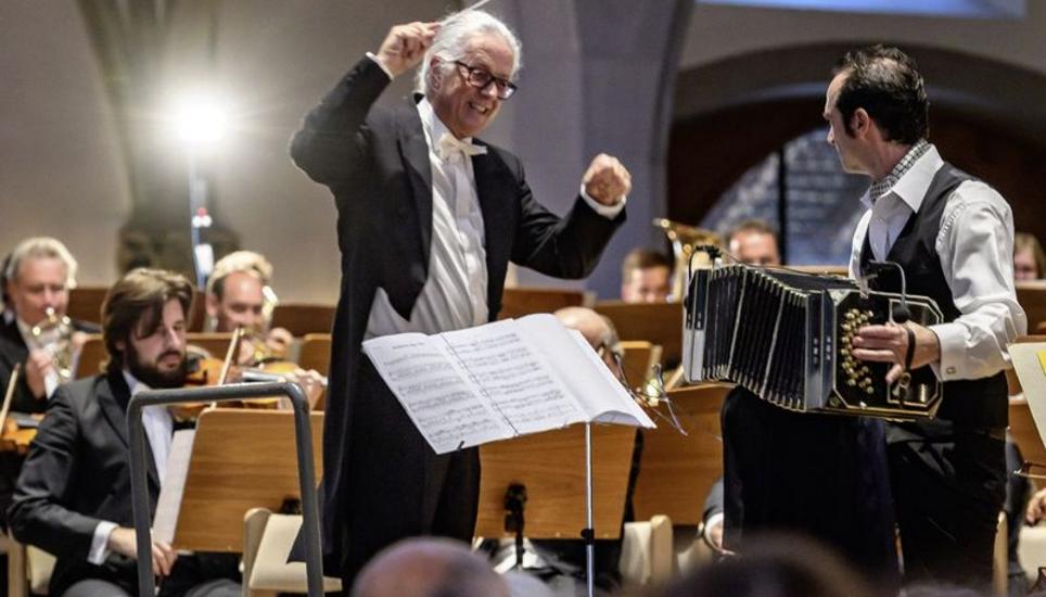 Unter der Leitung von Guido Helbling (M.) führten die Württembergische Philharmonie Reutlingen und der Konzertchor Schaffhausen die «Misa Tango» von Luis E. Bacalov auf – das Bandoneon spielte Luciano Jungman (r.). Bild: Michael Kessler
