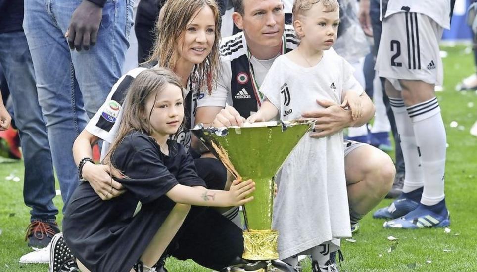 Mit seiner Familie feierte Stephan Lichtsteiner den siebten Titelgewinn in Folge mit Juventus Turin. Bild: Key