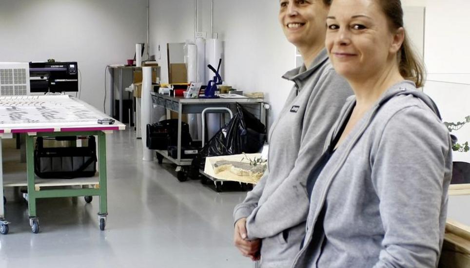 Die Unternehmerinnen vor ihrem Grossformat-Drucker und -Schneideplotter. Bild: dri