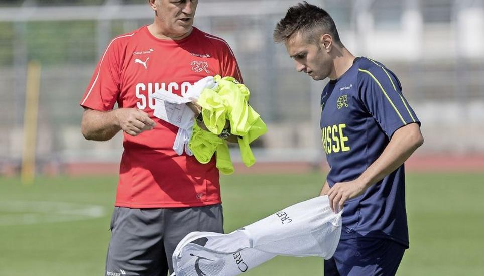 Mario Gavranovic ist einer, dem Vladimir Petkovic (l.) das Vertrauen schenken könnte. Bild: Key