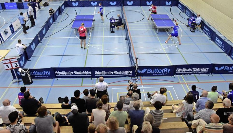 Eine ganz neuartige Atmosphäre beim ersten Superfinal in der Schweizer Tischtennisgeschichte: die Neuhauserinnen (rot) gegen die Luzernerinnen (blau).