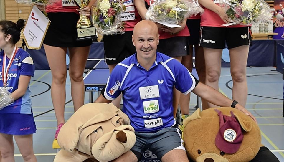 Das Neuhauser Team mit Katerina Rehorek, Jacqueline Weiss, Anna Charmot, Szilva Kahn, Laura Robertson (v. l.) und Trainer Pavel Rehorek. Bilder: Pascal Oesch