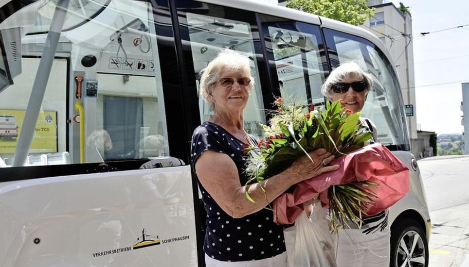 Erika Jackson-Murbach (links) ist der 5000. Fahrgast des selbstfahrenden Busses, sie wurde auf ihrer Fahrt von Schwester Ruth Winkler begleitet. Bild: SBA