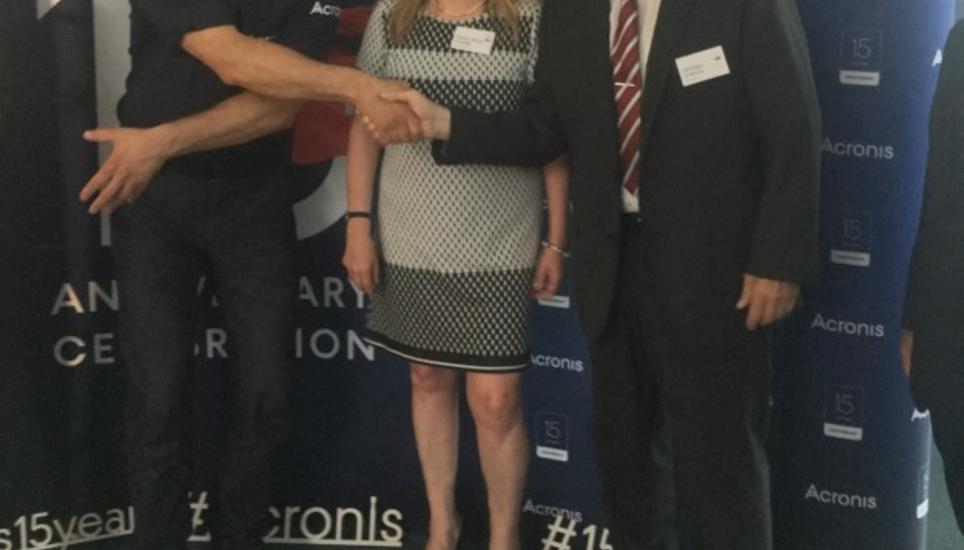 Acronis CEO Serguei Beloussov mit Regierungsrätin Cornelia Stamm Hurter und Neuhausens Gemeinderat Christian Di Ronco. Bild: RM