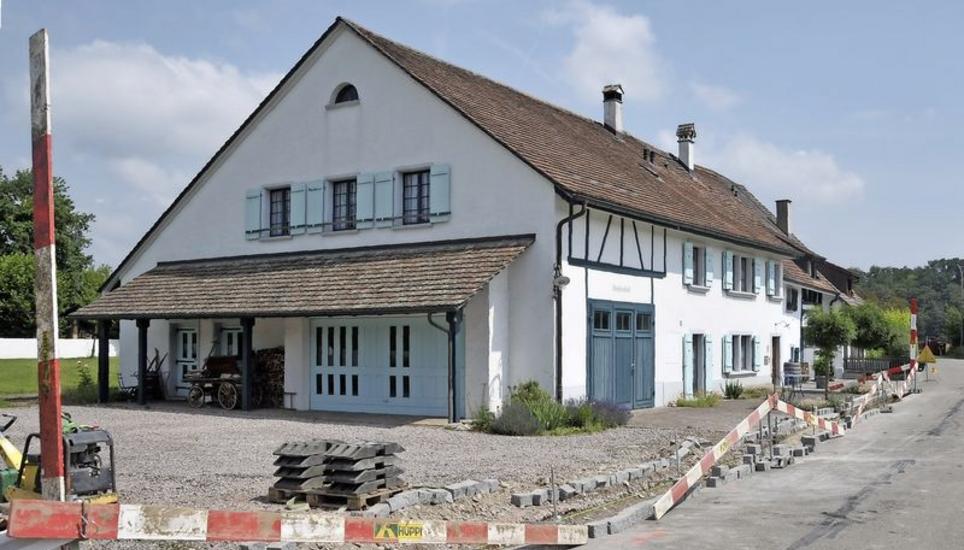 Der Heidenhof an der Rheingasse in Rheinau besteht aus einem ehemaligen Mehrzweckbauernhaus, welches vor gut 25 Jahren aufwendig renoviert wurde. Dieses sowie ein Rustico im Tessin aus dem Nachlass des Ehepaars Keller sollen grundsätzlich an die Meistbietenden veräussert werden. Bild: Ueli Meier