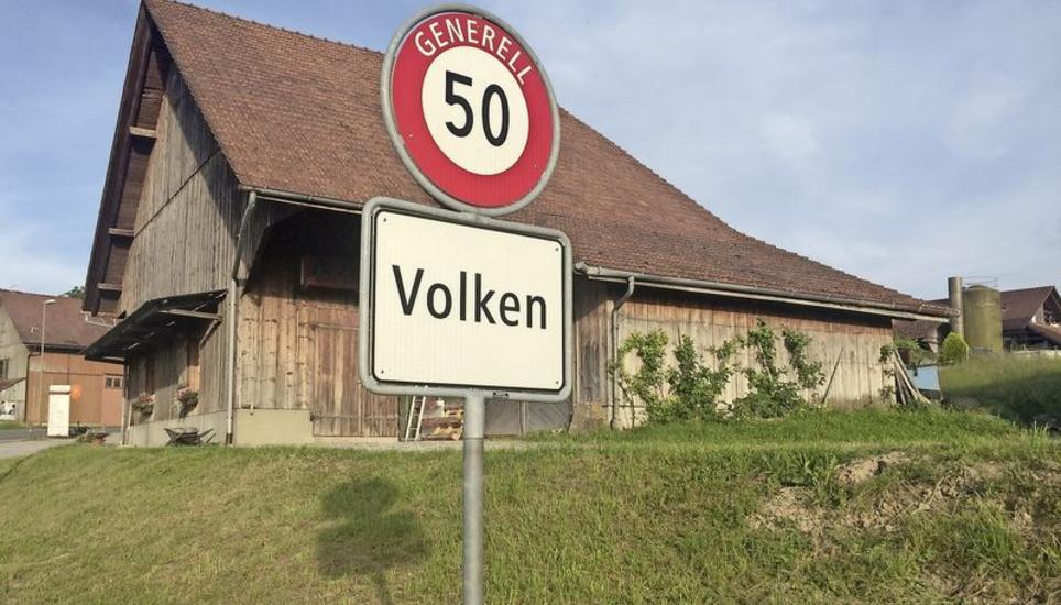 In Volken, der kleinsten Gemeinde im Kanton Zürich, müssen Bewohner regelmässig unfreiwillig ein Amt übernehmen. Bild: M.G