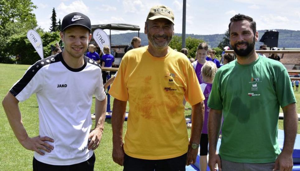 Ein Teil des Löhninger OK mit Luca Schwaninger sowie Fredi und Matthias Meyer (von links). Bild rechts: voller Einsatz beim Tauziehen.