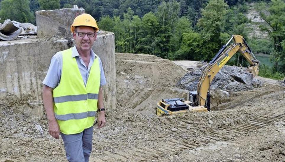 Projektleiter Urs Eberle hat alle Hände voll zu tun. Die Firma Eberhard Bau AG Kloten ist als Totalunternehmer für alle Bereiche des Rückbaus zuständig. Bild: Thomas Güntert
