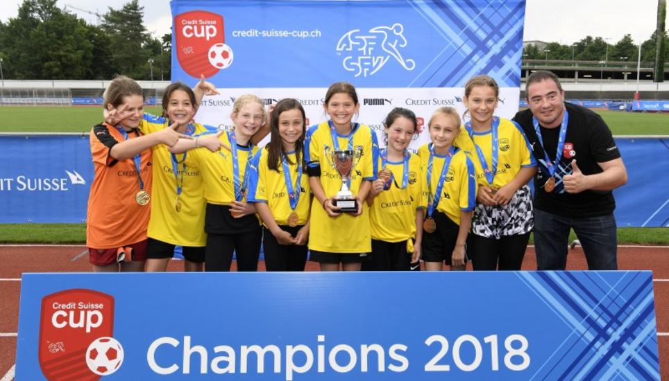 Die strahlenden Gewinnerinnen mit der Trophäe. Bild: RM