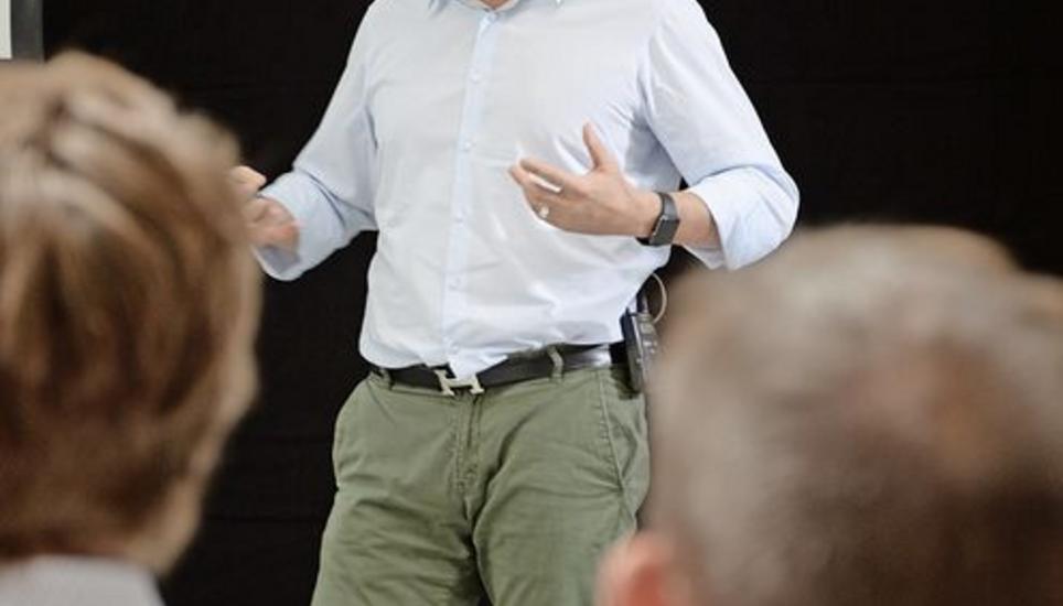 Der CEO von Procivis Daniel Gasteiger referierte am 59. ITS-Techno-Apéro in Neuhausen. Bild: Luca Miozzari