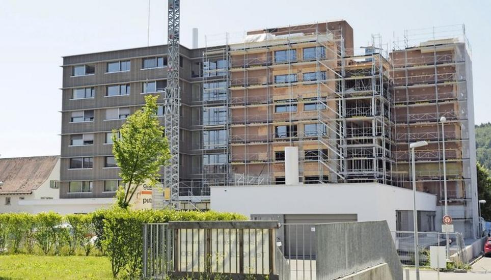 Noch wird am Altersheim in Thayngen gebaut. Spätestens im Januar 2019 soll es fertig sein. Bild: Alfons Beer