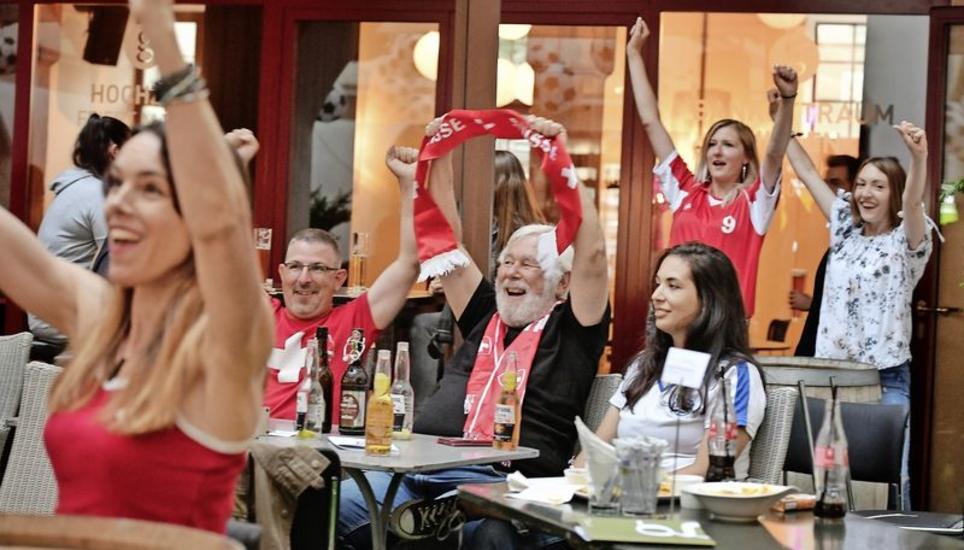 Jubel, die Schweiz zieht ins Achtelfinal ein: Frank Behrens (Mitte) und seine Kinder Patric und Maria haben sich das Spiel im «Güterhof» angeschaut. BILD MICHAEL KESSLER