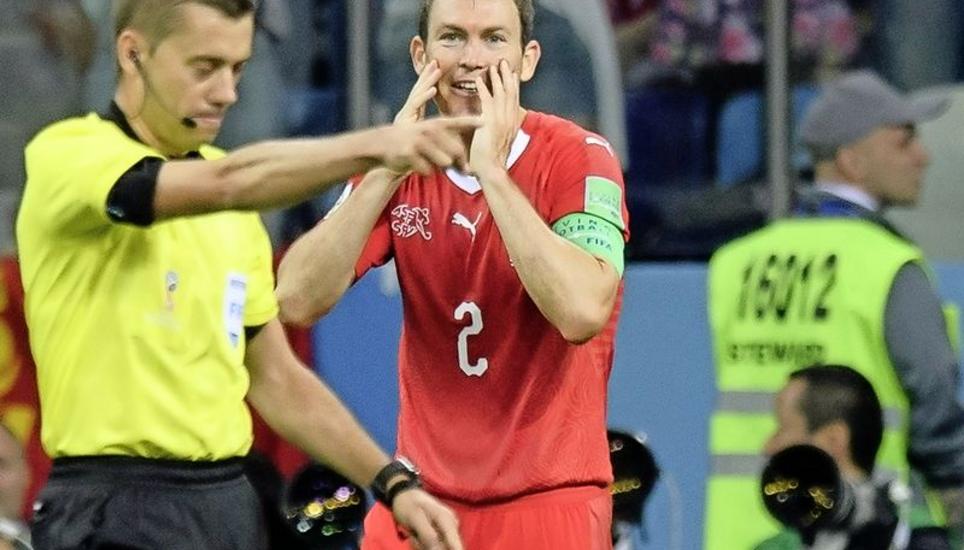 Gute Miene zum bösen Spiel: Nationalteamcaptain Stephan Lichtsteiner kassierte gegen Costa Rica seine zweite Gelbe Karte im Turnier und fehlt nun gegen Schweden. Bild: Key