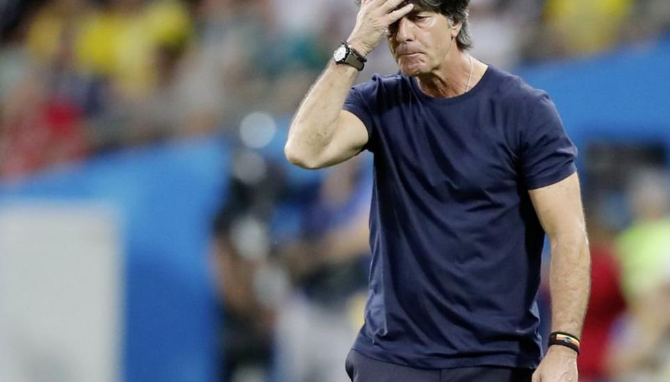 Das hält man doch im Kopf nicht aus: Joachim Löw kann die schlechten Leistungen seiner Spieler nicht fassen. Bild: Key