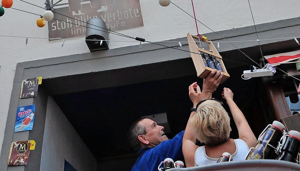 Peter Loosli (l.) und Edith Zulauf nehmen das «Bruggebier» aus dem zweiten Stockwerk des «Engel» in Empfang. Bild: Mark Gasser