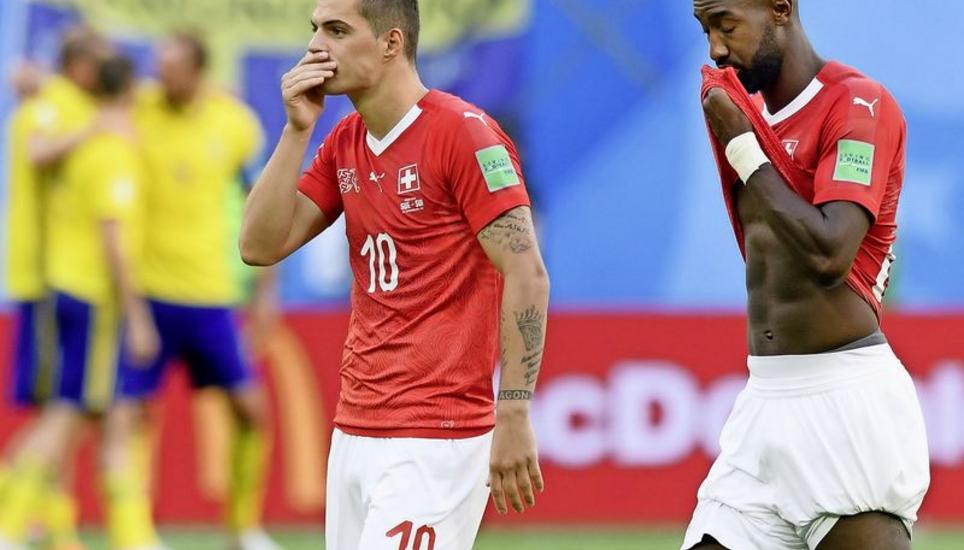 Granit Xhaka (10) und Johan Djourou sind sprachlos, während im Hintergrund die siegreichen Schweden jubeln. Bild: Key