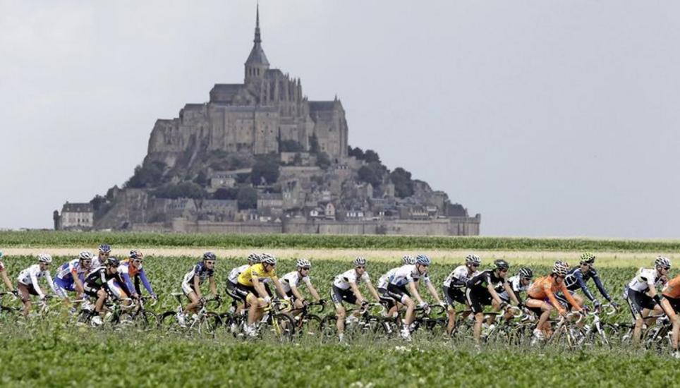 Malerische Kulisse: Die Fahrer der Tour de France passieren bei ihrem Ritt durch die Normandie unter anderem den Mont-Saint-Michel, der seit 1979 zum Weltkulturerbe gehört. Bild: KEY