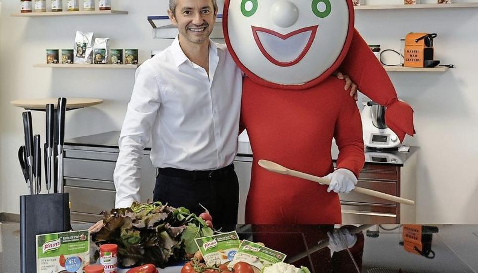 Der neue Chef von Unilever Schweiz, Thierry Mousseigne, mit Knorrli, der seit 70 Jahren für Knorr-Produkte Werbung macht. Bild: Eric Bührer