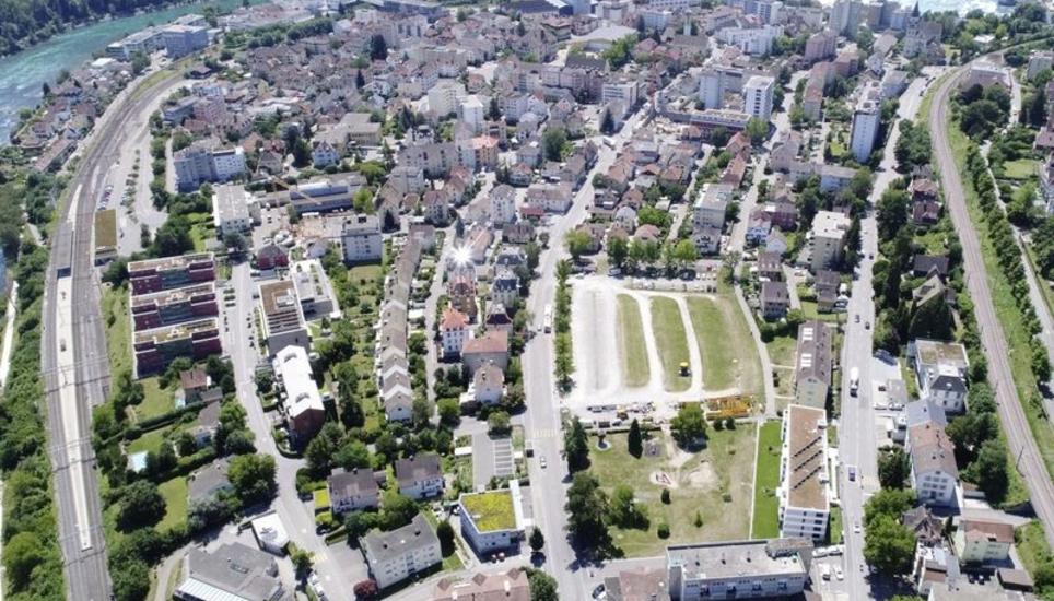Die Burgunwiese ist die letzte unverbaute grosse Fläche nahe dem Neuhauser Ortszentrum. Dies könnte sich in den kommenden Jahren, etwa durch einen Altersheimneubau, ändern. Bild: Daniel Zinser