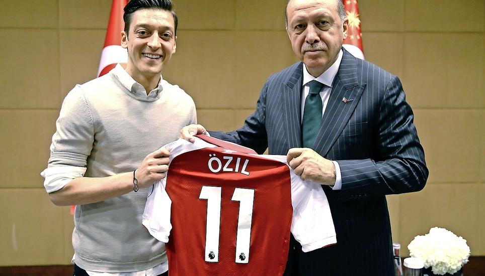 Der Stein des Anstosses: Das umstrittene Bild von Mesut Özil und dem türkischen Staatspräsidenten Recip Erdogan. Bild: Key