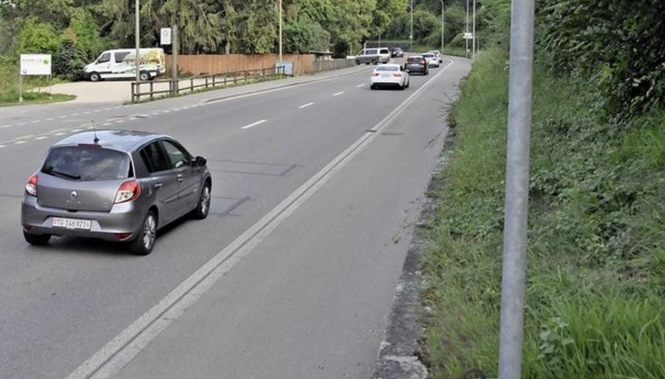 Stark frequentiert und neuerdings verlangsamter Verkehr: die Hauptstrasse zwischen Langwiesen und Feuerthalen. Im Hintergrund die Einfahrt zur Freizeitanlage. Bild: Mark Gasser