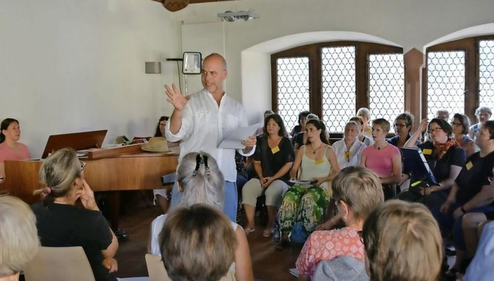 Bei der Abendsingwoche in Jestetten wird innerhalb von sieben Tagen ein anspruchsvolles Kirchenkonzert eingeübt. Leiter ist Ernst Buscagne (stehend). Bild: Thomas Güntert