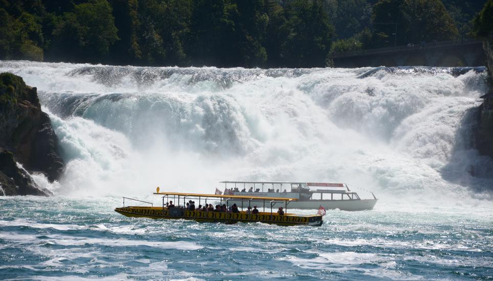 Bei ihrem Besuch am Rheinfall haben die Feriengäste gefroren. Dies obwohl die Temperaturen sehr hoch waren. Symbolbild: Pixabay